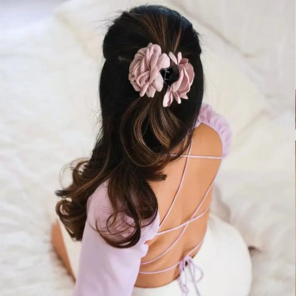 Pince à cheveux en forme de fleur aux nuances de rose , un accessoire romantique et éclatant pour sublimer votre coiffure