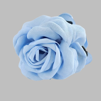 Pince à cheveux en forme de fleur, ornée d'une rose bleu vibrant – un accessoire rafraîchissant et élégant pour ajouter une touche de couleur à votre coiffure