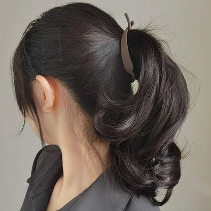 Pince à cheveux élégante, conçue pour maintenir les cheveux en place avec style et confort, idéale pour un usage quotidien ou pour des coiffures spéciales.