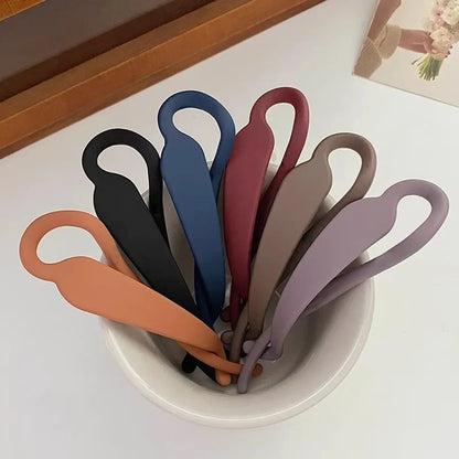 Pot avec Pince à cheveux de différentes couleurs, élégantes, conçues pour maintenir les cheveux en place avec style et confort, idéale pour un usage quotidien ou pour des coiffures spéciales.