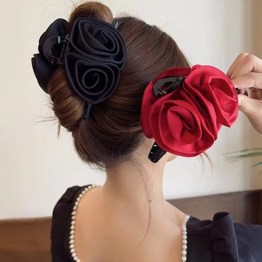 Femme portant Pinces à cheveux décorées de roses noires ou rouges – accessoire élégant pour coiffure femme