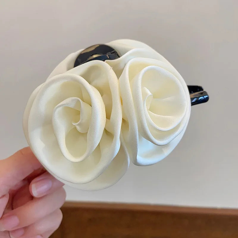 Pince à cheveux décorées de roses blanches – accessoire élégant pour coiffure femme