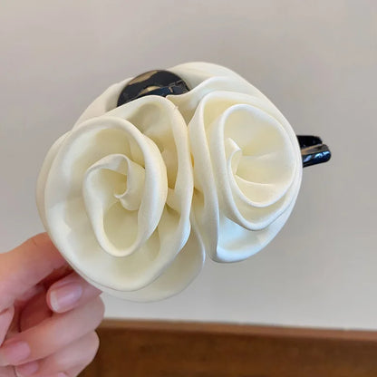 Pince à cheveux décorées de roses blanches – accessoire élégant pour coiffure femme