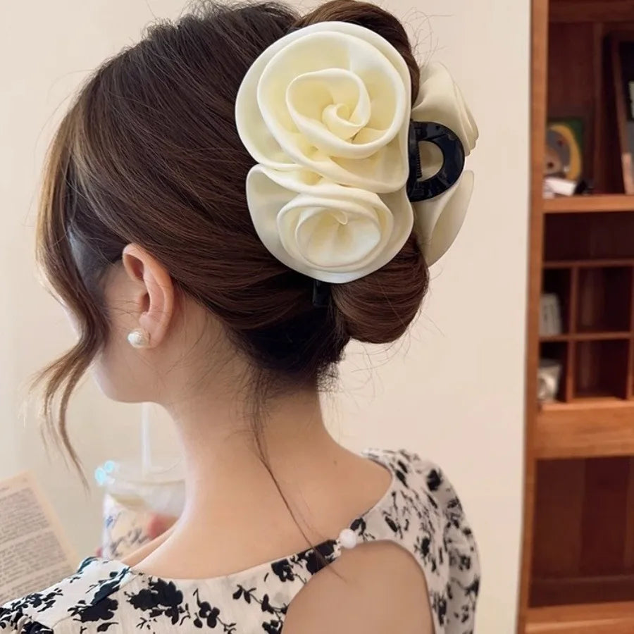 Femme portant pince à cheveux décorées de roses blanches – accessoire élégant pour coiffure femme-pince fleurs blanches pour mariée- pince fleur pour mariage