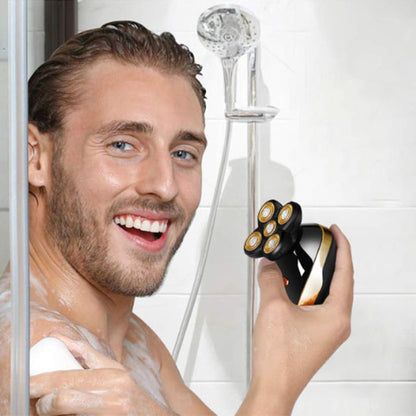 Homme sous la douche avec rasoir électrique à la main 