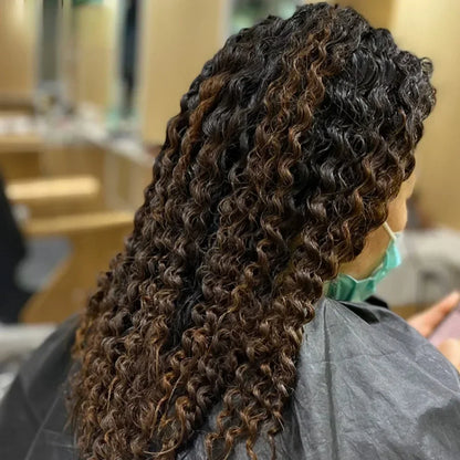 Cheveux bouclés après utilisation de rouleau conçus pour offrir une permanente naturelle, ces rouleaux innovants utilisent une technologie de fixation douce qui maintient vos cheveux en place sans chaleur, préservant ainsi leur santé et leur brillance. Faciles à utiliser, ils conviennent à tous les types de cheveux et permettent d'obtenir des souples et définis, avec un minimum d'effort, des coiffures parfaites. 