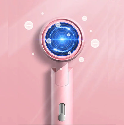 Sèche-cheveux pliable avec 2 vitesses – Compact et pratique, ce sèche-cheveux pliable est idéal pour les voyages. Proposant deux vitesses réglables, il permet un séchage rapide et efficace tout en prenant peu de place dans votre valise. Son design pliable facilite le rangement, et il convient à tous les types de cheveux. Parfait pour les voyageurs en quête d'un appareil de qualité, léger et performant."