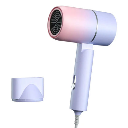 Sèche-cheveux de voyage pliable avec 2 vitesses – Compact , multi couleur, et pratique, ce sèche-cheveux pliable est idéal pour les voyages. Proposant deux vitesses réglables, il permet un séchage rapide et efficace tout en prenant peu de place dans votre valise. Son design pliable facilite le rangement, et il convient à tous les types de cheveux. Parfait pour les voyageurs en quête d'un appareil de qualité, léger et performant."