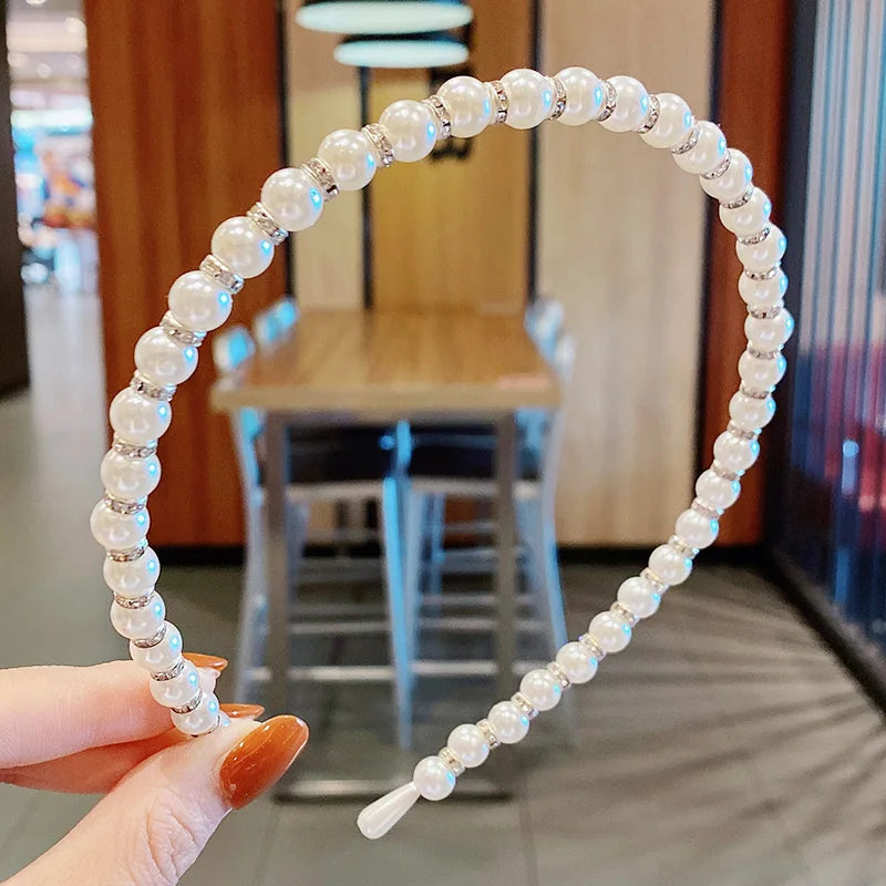 Serre-tête orné de perles, apportant une touche d'élégance et de sophistication à la coiffure