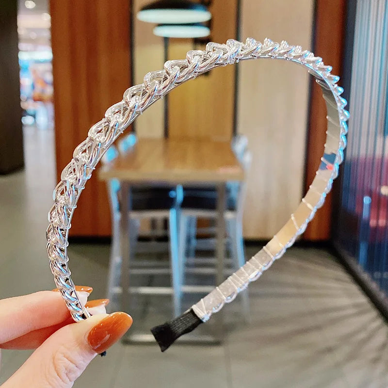 Serre-tête pour femme orné d'une chaîne, apportant une touche moderne et élégante à la coiffure