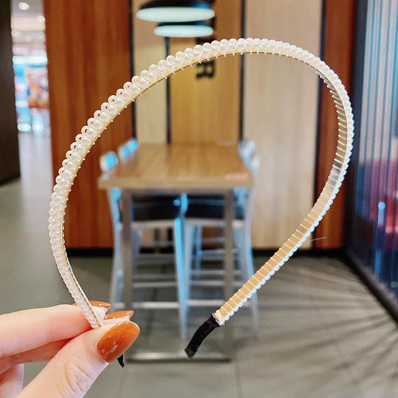 Bandeau pour femme orné de perles, ajoutant une touche chic à la coiffure