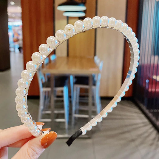 Serre-tête pour femme orné de perles, ajoutant une touche d'élégance et d'éclat à toute coiffure