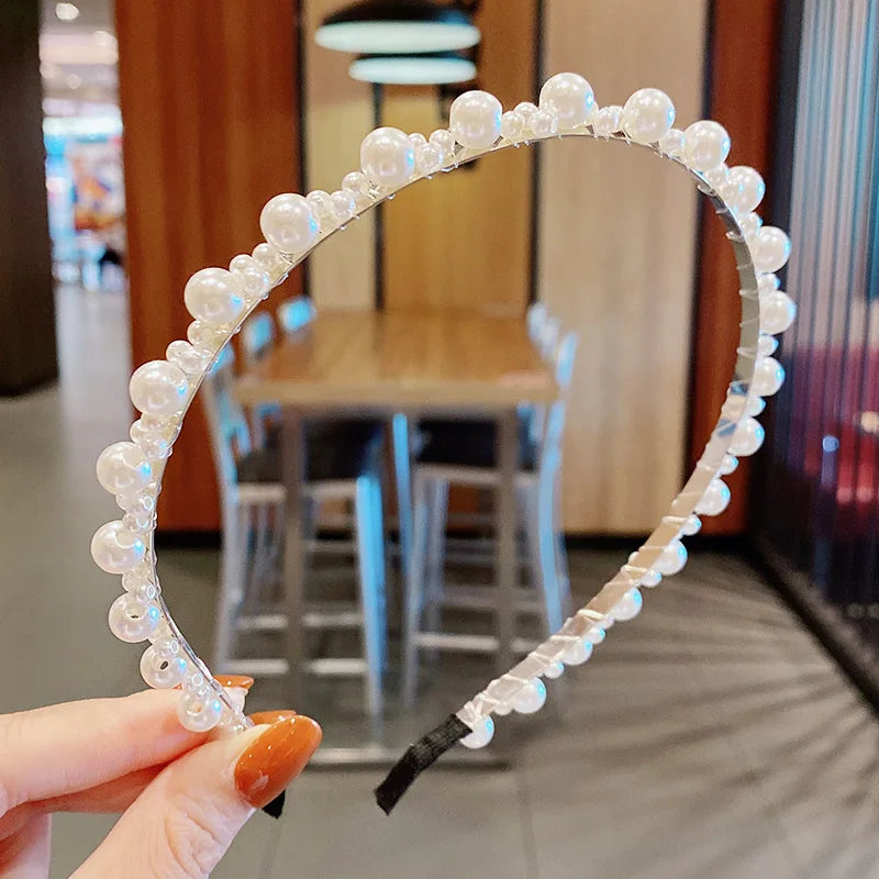 Serre-tête pour femme décoré de perles, apportant une touche raffinée et élégante à la coiffure
