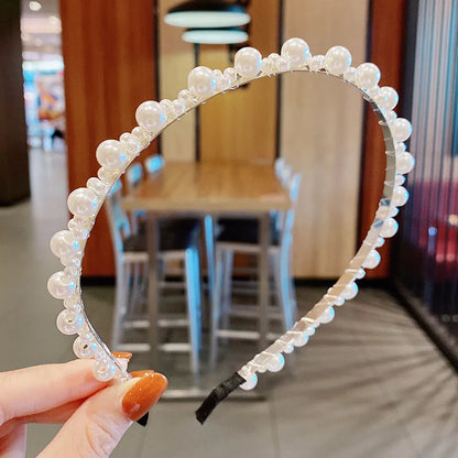 Serre-tête pour femme décoré de perles, apportant une touche raffinée et élégante à la coiffure
