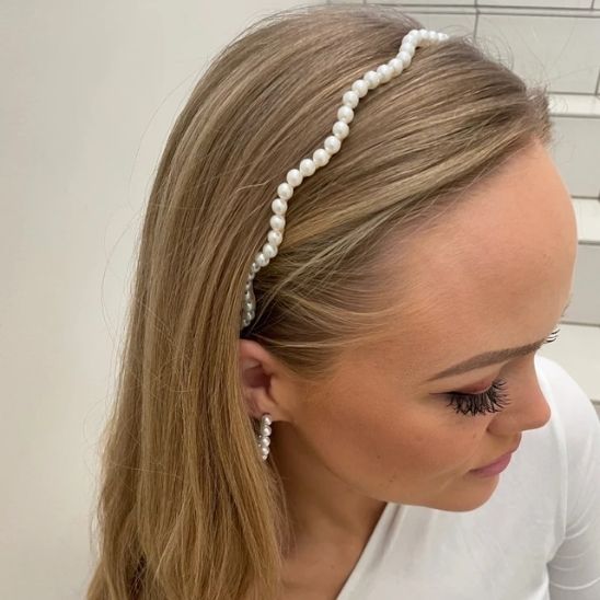 Serre-tête élégant pour femme, décoré de perles de la collection ÉclatPearl, apportant une touche de beauté et de sophistication à chaque coiffure