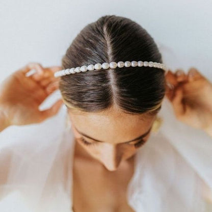 Serre-tête chic pour femme, orné de perles éclatantes de la collection ÉclatPearl, ajoutant une touche élégante et raffinée à toute coiffure
