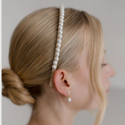 Serre-tête pour femme orné de perles délicates de la collection ÉclatPearl, conçu pour ajouter une touche de glamour et d’élégance aux cheveux