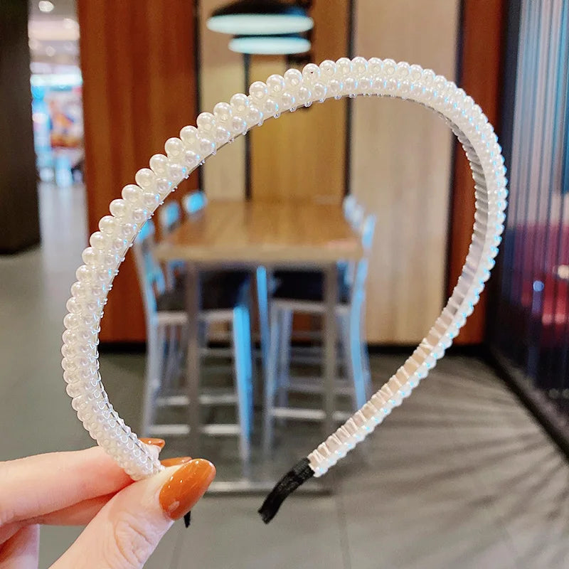 Serre-tête pour femme orné d'un double rang de perles blanches, ajoutant une touche élégante et délicate à la coiffure