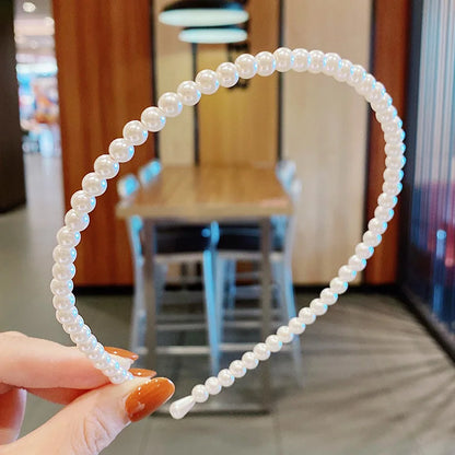 Serre-tête pour femme orné de perles blanches, ajoutant une touche élégante et délicate à la coiffure