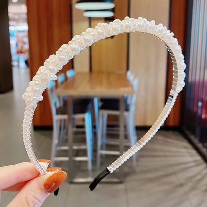 Bandeau pour femme orné de perles, ajoutant une touche chic et sophistiquée à la coiffure
