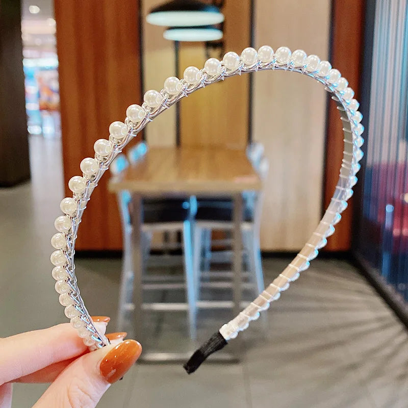 Serre-tête pour femme orné de perles, ajoutant une touche sophistiquée et élégante à la coiffure