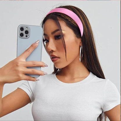 femme rose portant serre-tête orange, offrant un maintien léger et sécurisé, idéal pour une coiffure, pour compléter vos tenues tout en offrant une fixation pratique. 