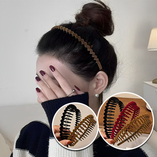 Jeune fille avec trois serres têtes de couleurs variées, pour un style joyeux et vif.