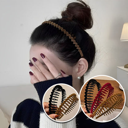Jeune fille avec trois serres têtes de couleurs variées, pour un style joyeux et vif.