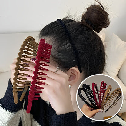 Fille avec trois serre-têtes, chacun dans une couleur différente, pour un style original et personnalisé.