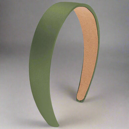 Serre-tête vert pour femme, idéal pour ajouter une note de style à votre coiffure tout en assurant une tenue parfaite toute la journée