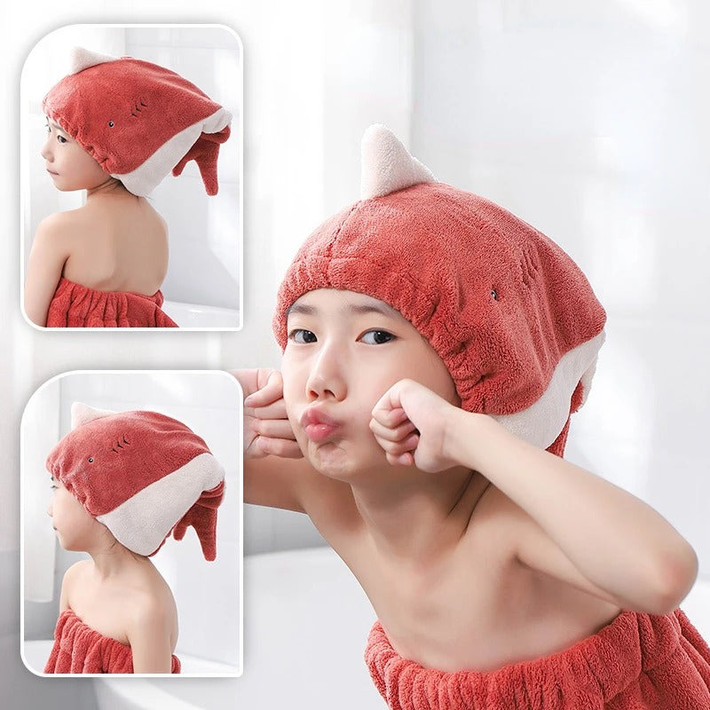 Enfant qui fait une jolie grimace et qui porte le bonnet en serviette rouge sur sa tête