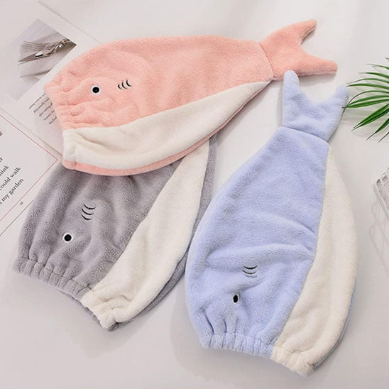 trois bonnets en serviette joliment présentés