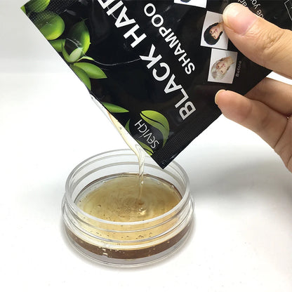 Shampooing noir Sévich versé d'un sachet noir sur fond blanc dans un récipient transparent