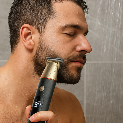 Homme sous la douche avec  Tondeuse  5 en 1, waterproof utilisée sous la douche pour une coupe de barbe