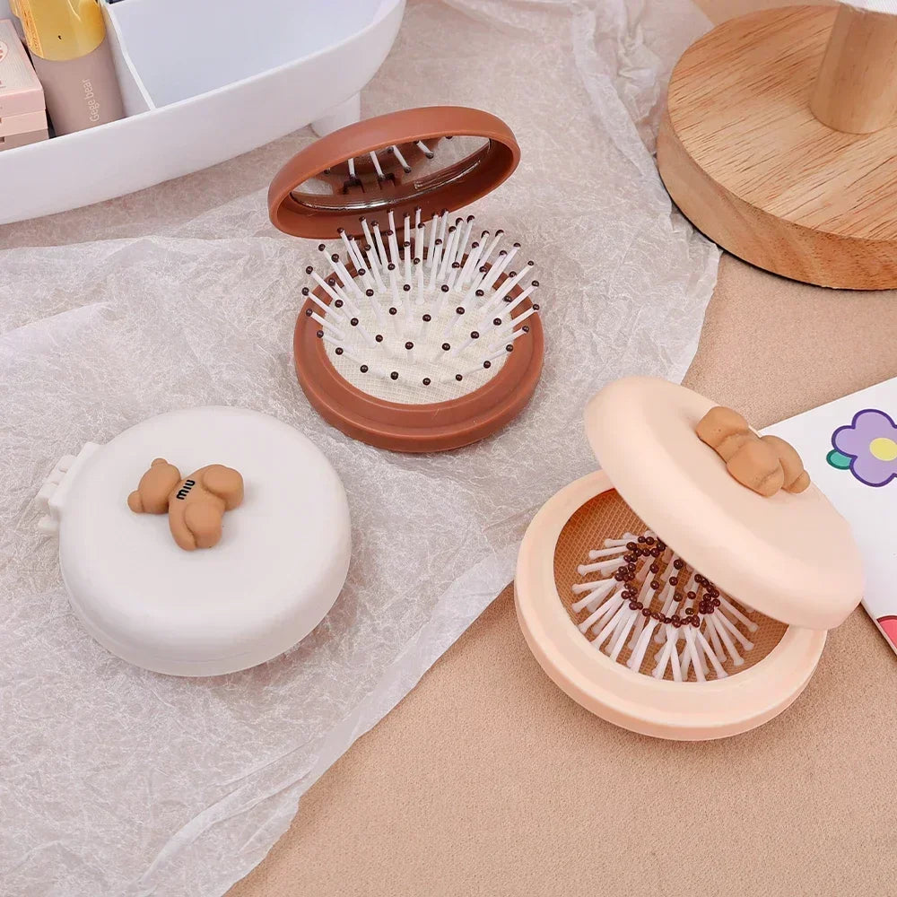 Brosses à cheveux portables avec miroir et décor petit ourson , conçue pour un usage facile et pratique à emporter partout, pour bébé ou maman.