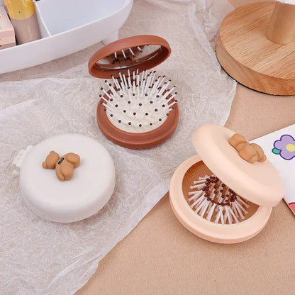 Brosses à cheveux portables avec miroir et décor petit ourson , conçue pour un usage facile et pratique à emporter partout, pour bébé ou maman.