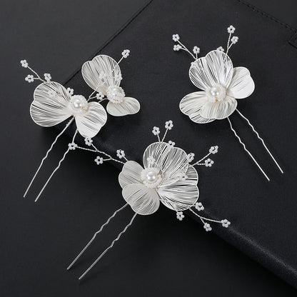 Épingles à cheveux ornées de perles élégantes pour maintenir les cheveux en place avec une finition glamour et délicate. 