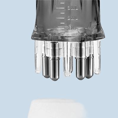 Applicateur pour huile gris, avec embout doseur, idéal pour appliquer les huiles essentielles ou nourrissantes en toute simplicité et efficacité.