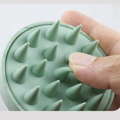 Brosse massage cuir chevelu pour cheveux  verte avec picots massants, conçue pour shampoing en douceur tout en stimulant le cuir chevelu