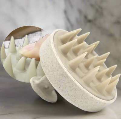 Zoom sur picots de brosse à cheveux démêlante, conçue pour démêler en douceur tout en stimulant le cuir chevelu pour une sensation douceur et de détente. 