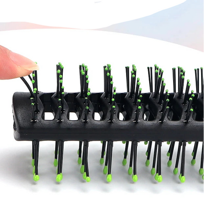 Zoom sur picots de brosse professionnelle antistatique pour cheveux noire et verte – Démêlage efficace et en douceur