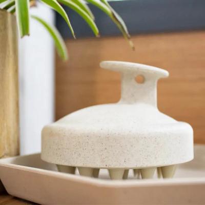 Brosse à cheveux avec picots massants, conçue pour masseren douceur tout en stimulant le cuir chevelu pour une sensation douceur et de détente. 