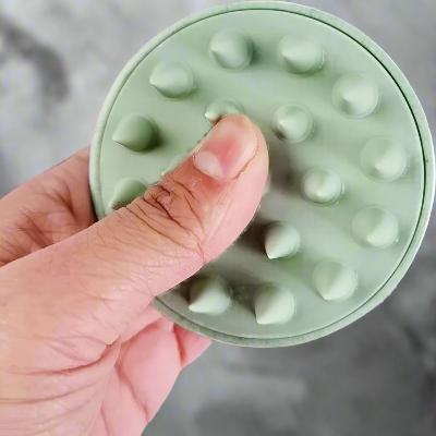 Brosse massage cuir chevelu vert avec picots massants, conçue pour faire shampoing les cheveux sans les casser - brosse pour stimuler la circulation sanguine du cuir chevelu , massage a domicile. 