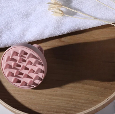 Brosse à cheveu avec picots massants rose ,  conçue pour shampoing en douceur tout en stimulant le cuir chevelu. 