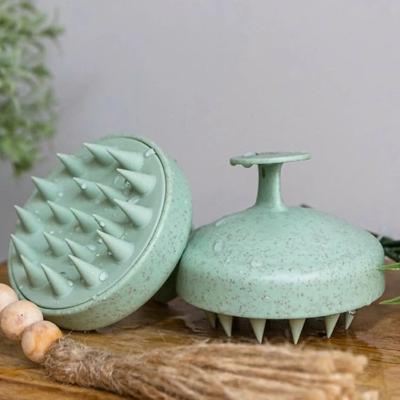 Brosse verte avec picots massants, conçue pour cheveux sans les casser et stimuler la circulation sanguine du cuir chevelu. 