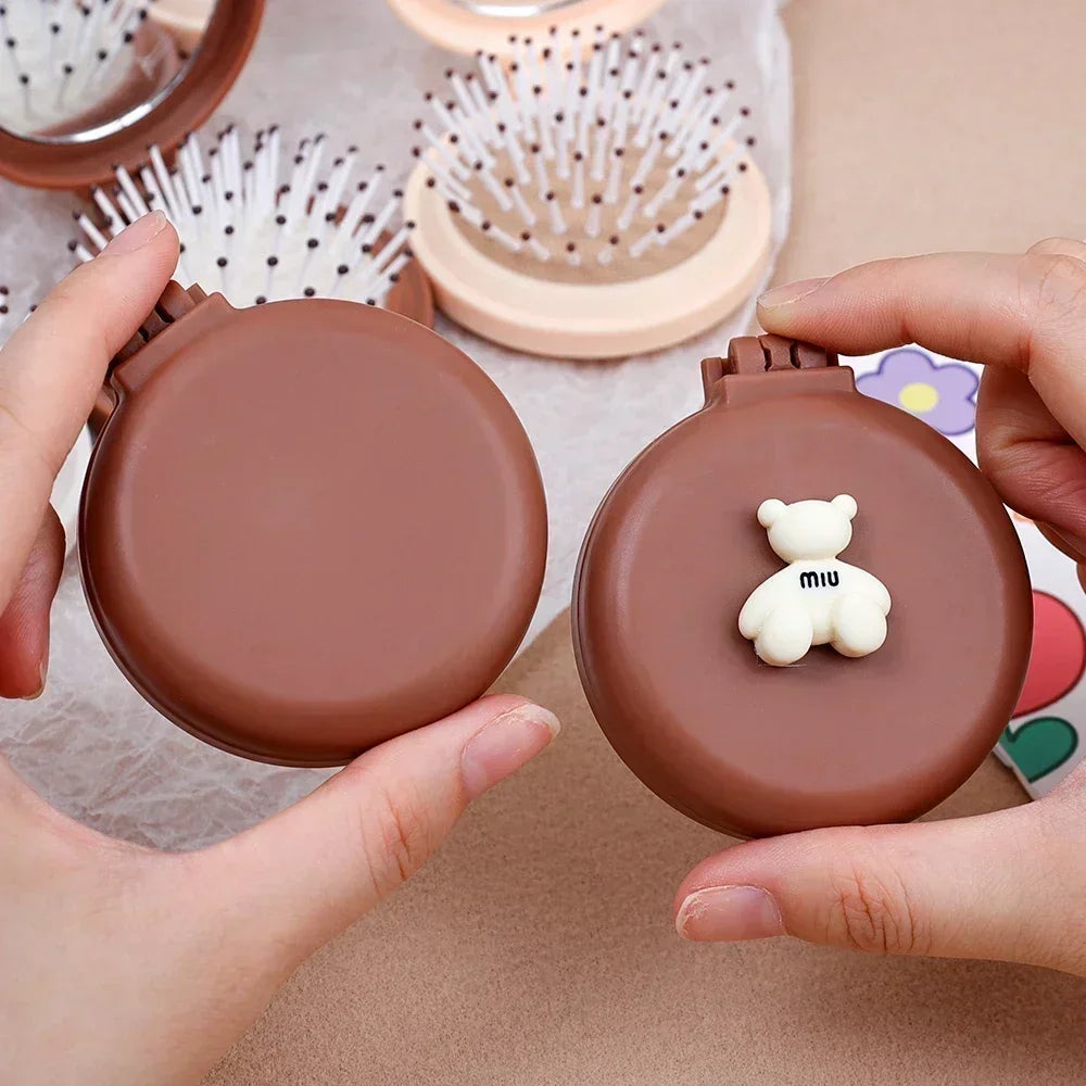 deux brosses à cheveux avec miroir pliable, décoration marron ou petit ourson blanc, un accessoire compact et pratique pour des cheveux soignés en toute simplicité