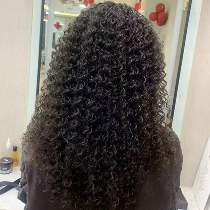 Cheveux noirs bouclés après utilisation de rouleau conçus pour offrir une permanente naturelle, ces rouleaux innovants utilisent une technologie de fixation douce qui maintient vos cheveux en place sans chaleur, préservant ainsi leur santé et leur brillance. Faciles à utiliser, ils conviennent à tous les types de cheveux et permettent d'obtenir des souples et définis, avec un minimum d'effort, des coiffures parfaites. 