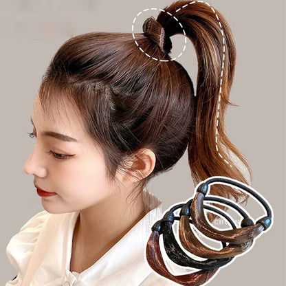 Femme avec queue de cheval coiffée avec un elastique à cheveux synthétiques au look naturel pour une coiffure soignée et confortable