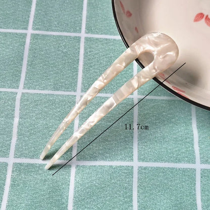 Épingle de 11.7 cm blanc nacré, conçue pour fixer les cheveux de manière discrète et sécurisée, idéale pour les coiffures de tous les jours ou les occasions 