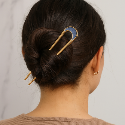 Femme de dos avec chignon et epingle métal bleu et or